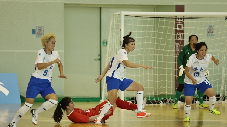 她们只是, 足球场上, src 她们只是, 足球场上, src