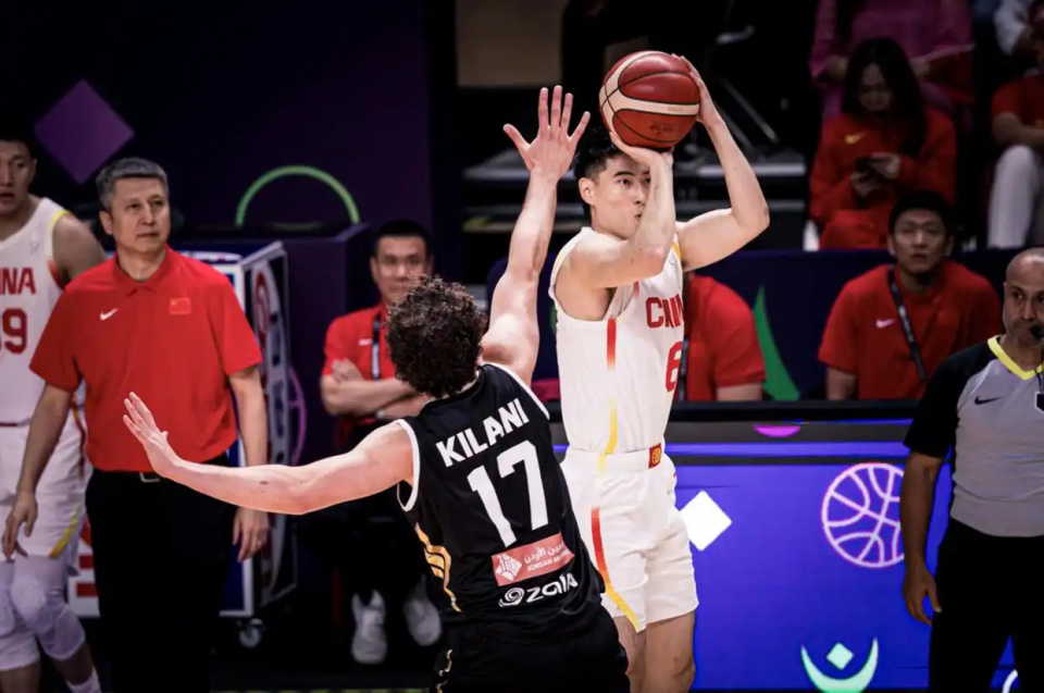 的三分线外, 打了两个反 的三分线外, 打了两个反