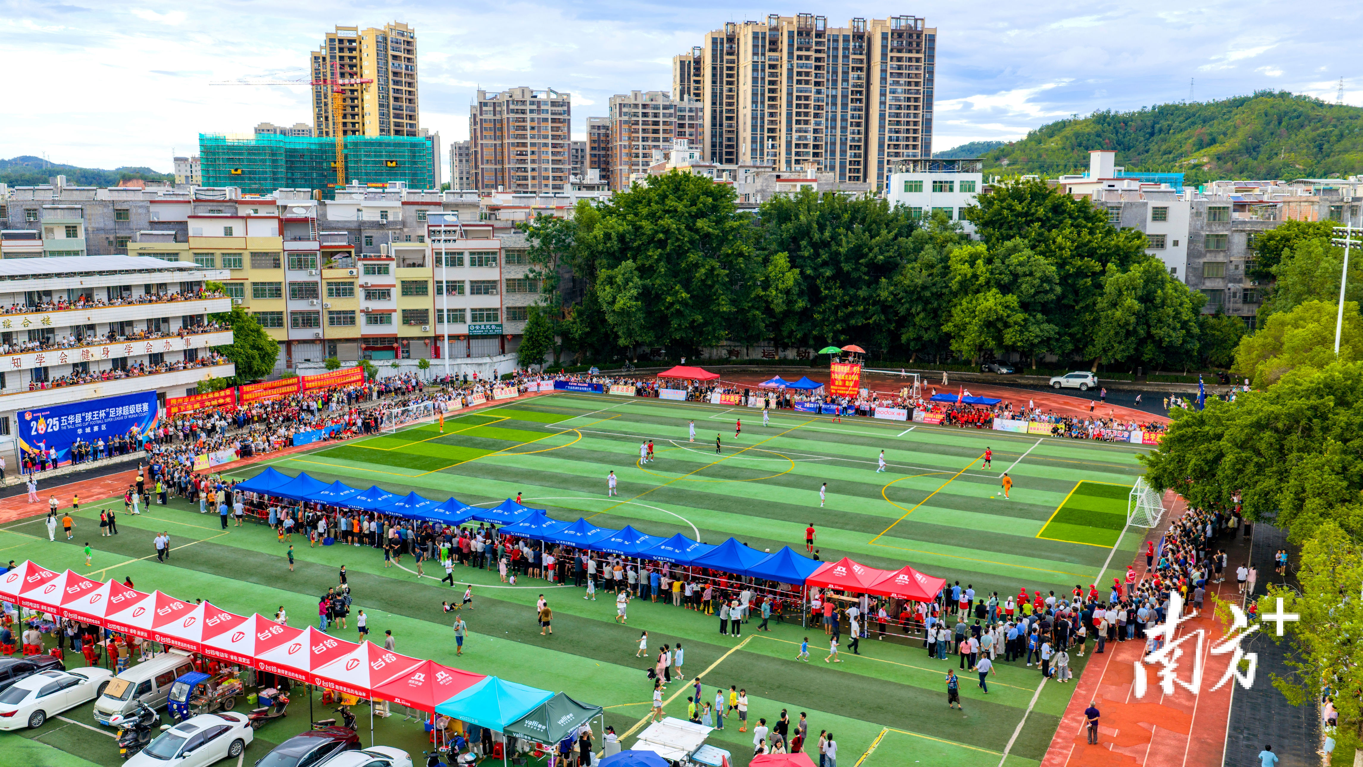 龙村镇, MEelL, 绿茵场上的