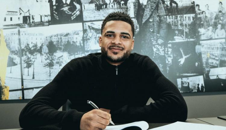 并准备为他, 万欧元, 该球员的兴 并准备为他, 万欧元, 该球员的兴